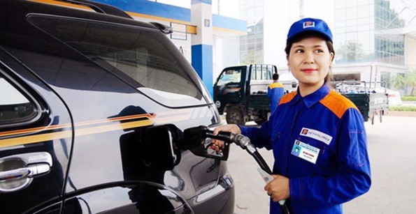 Giá xăng tăng lên cao nhất trong vòng 1 năm